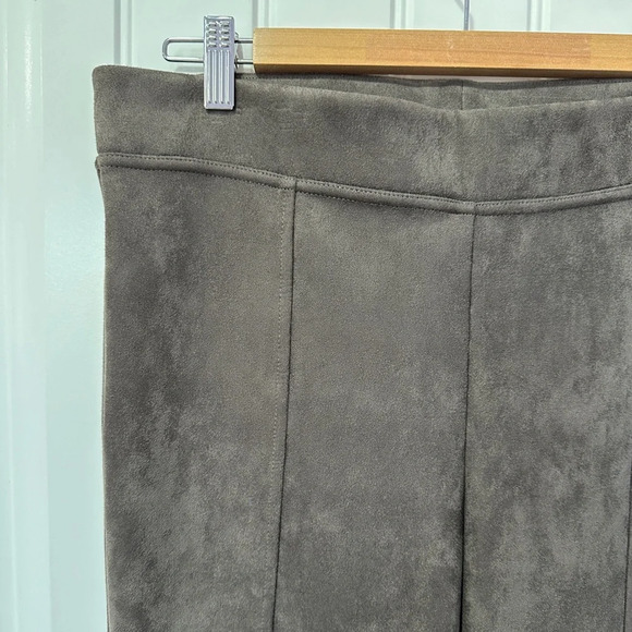 Andrew Marc | Women's Super Soft Stretch Faux Suede Pull On Pants | Size: Medium - Picture 4 of 9